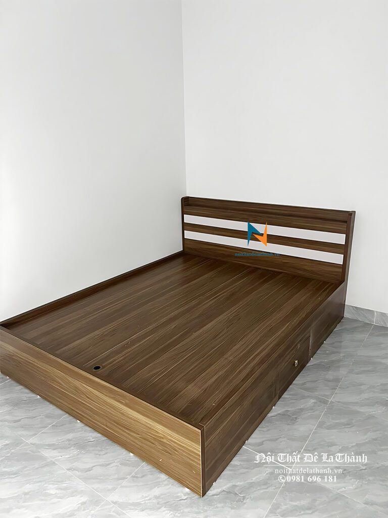 Chiếc giường gỗ ép phân khúc giá rẻ, kích thước 1m4x2m, màu nâu tối, đầu hộp với 2 kẻ trắng, phong cách hiện đại