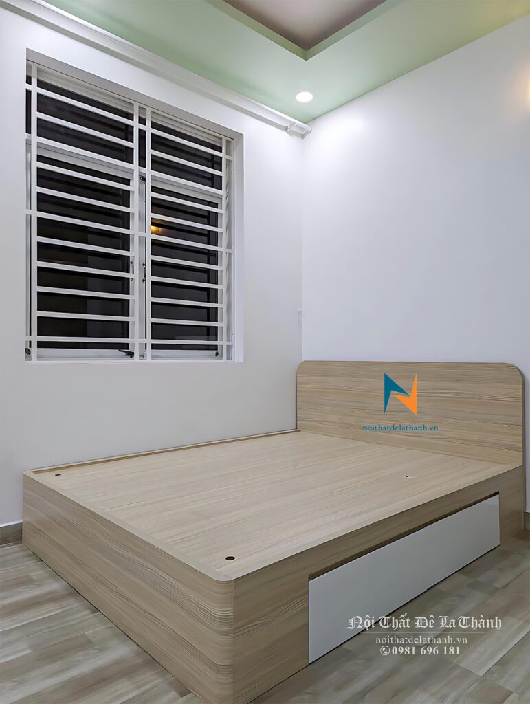 Chiếc giường gỗ công nghiệp mdf sản xuất cho thị trường Hà Nội, màu vân gỗ nhạt rất đẹp mắt, ngăn kéo màu trắng, kích thước 1m4x2m