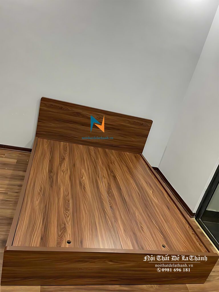Chiếc giường gỗ mdf màu óc chó rất đẹp mắt được thiết kế theo phong cách hiện đại, kích thước 1m6x2m