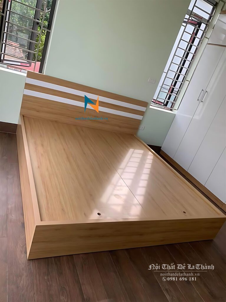 Chiếc giường gỗ mdf sản xuất bởi Nội Thất Đê La Thành, phân khúc giá rẻ, màu vàng 388, đầu có 2 kẻ trắng