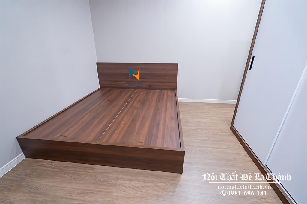 Chiếc giường gỗ công nghiệp màu tối, kích thước 1m8x2m, phân khúc giá thấp, phong cách hiện đại