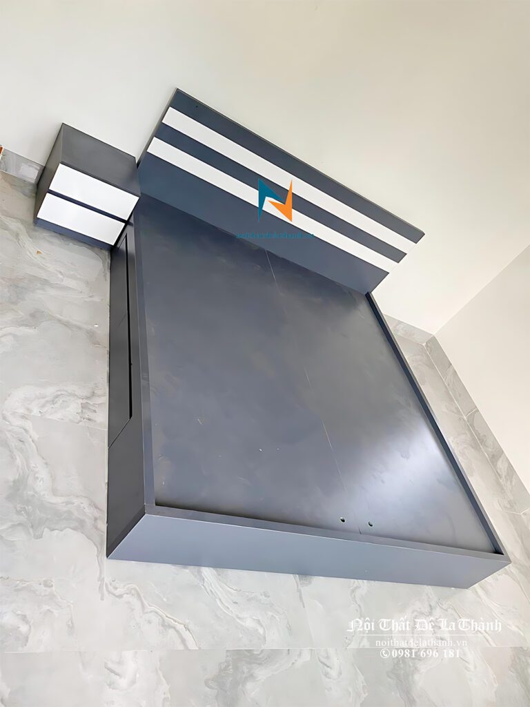 Chiếc giường gỗ công nghiệp mdf, phân khúc giá rẻ, kích thước 1m6x2m, giường màu chì, có 2 kẻ trắng ở đầu giường, vai trái có 2 ngăn kéo
