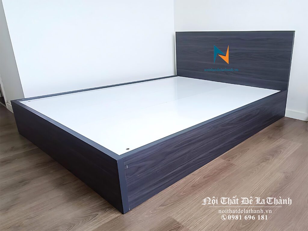 Chiếc giường gỗ công nghiệp mdf, kích thước 1m6x2m, màu tím than rất đẹp mắt