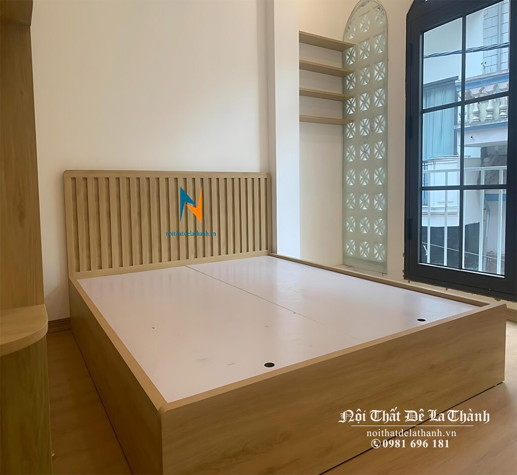 Chiếc giường gỗ công nghiệp màu gỗ, đầu cao thiết kế nan cách điệu, giường 1m8x2m