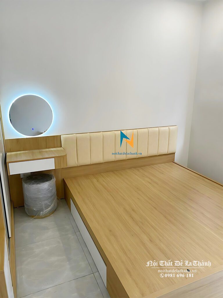 Chiếc giường MDF 1m6 với thiết kế đầu cao liền với bàn trang điểm