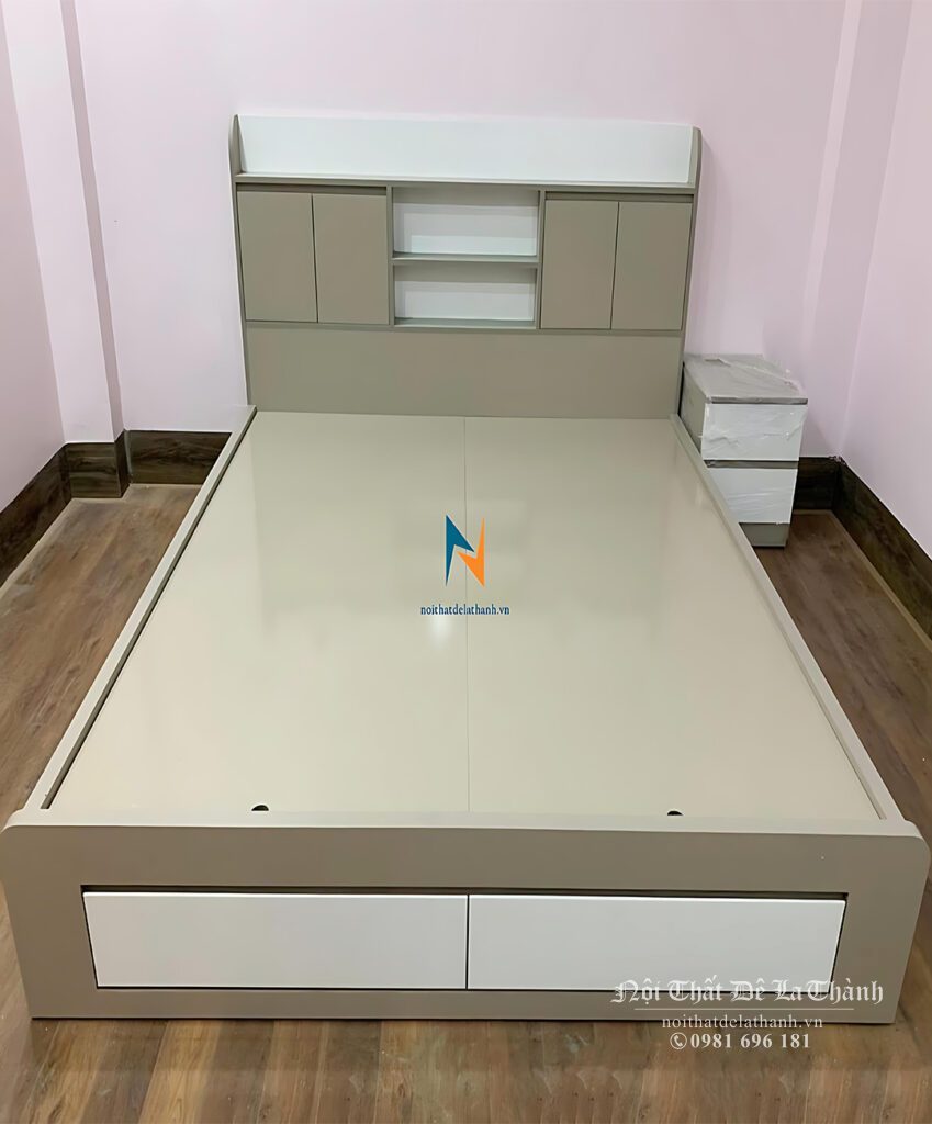 Chiếc giường hộp gỗ công nghiệp màu xám 2mx2m2 có 2 ngăn kéo ở đuôi giường