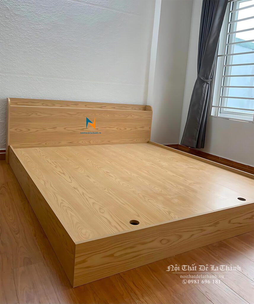 Chiếc giường gỗ công nghiệp màu vân gỗ sồi tự nhiên, giường 2mx2m2