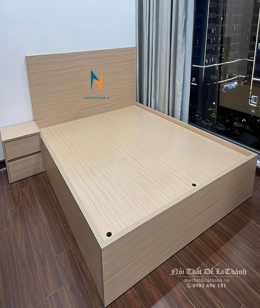 Chiếc giường ngủ đơn giản thiết kế theo phong cách tối giản một màu, đầu giường trơn, không ngăn kéo, chất liệu gỗ công nghiệp mdf, kích thước 1m6x2m