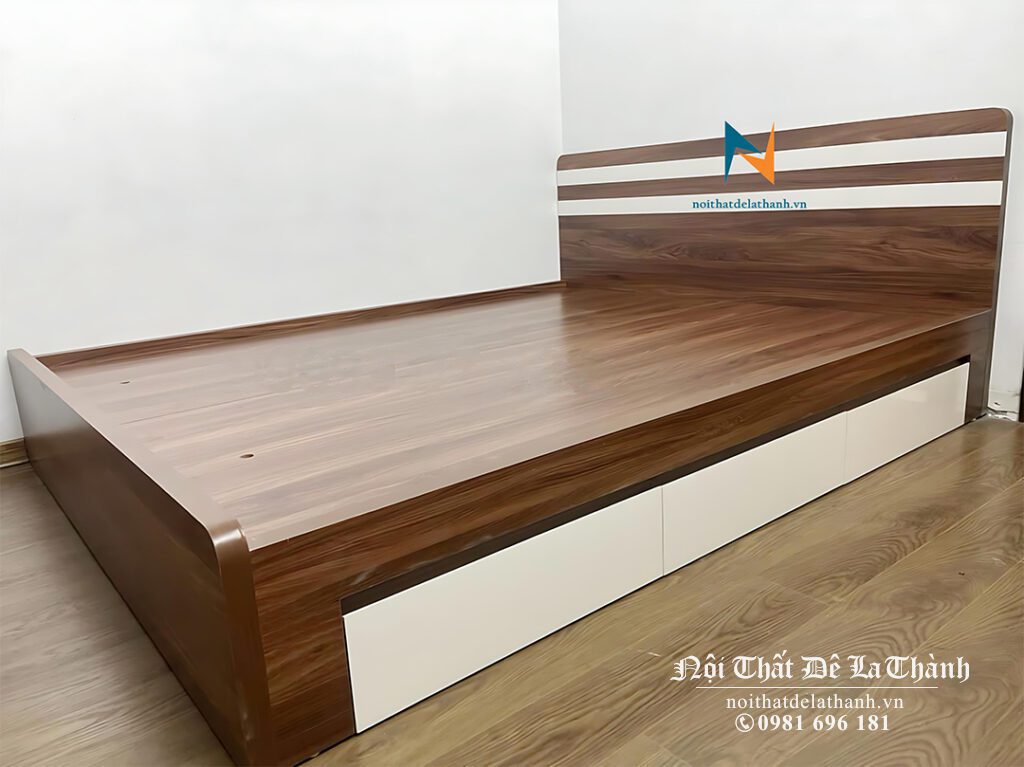 Chiếc giường 2mx2m2, màu óc chó, ngăn kéo ở vai phải giường, đầu có 2 kẻ trắng
