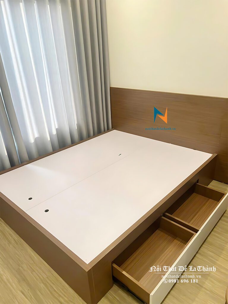 Ưu điểm của giường gỗ công nghiệp là màu sắc đa dạng, kiểu dáng đẹp mắt, giá thành vừa phải, độ bền cao. Ảnh: giường 1m6x2m 2 ngăn kéo