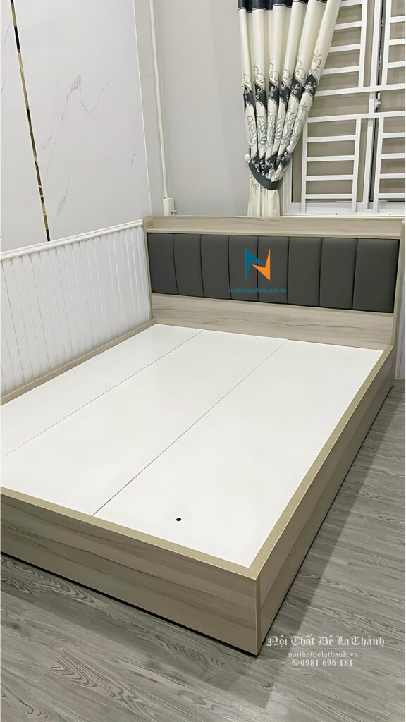 Giường 1m6 đầu gắn nệm giúp việc tựa lưng để đọc sách được êm ái