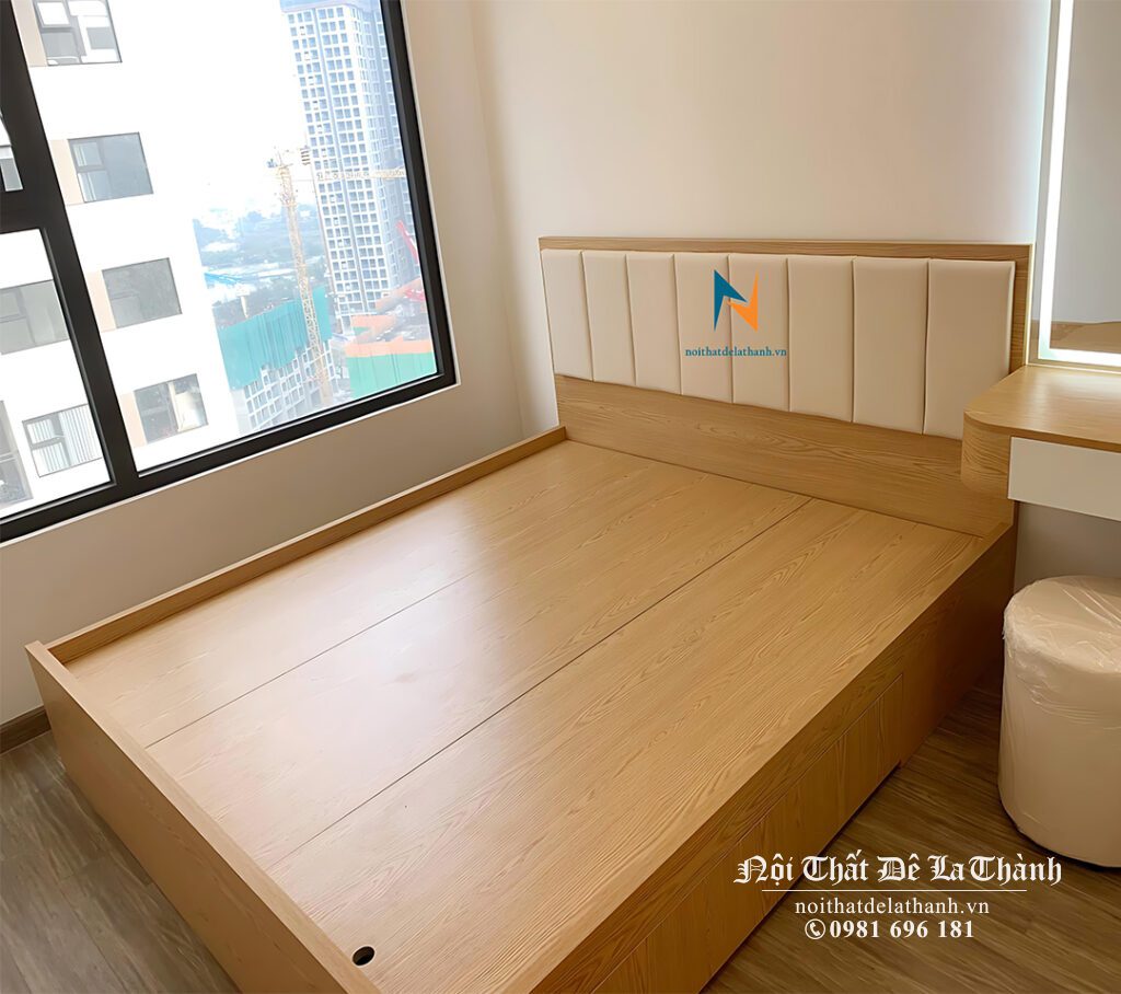 Chiếc giường đầu bọc nệm nỉ chia mảnh rất đẹp mắt, giường 1m6x2m