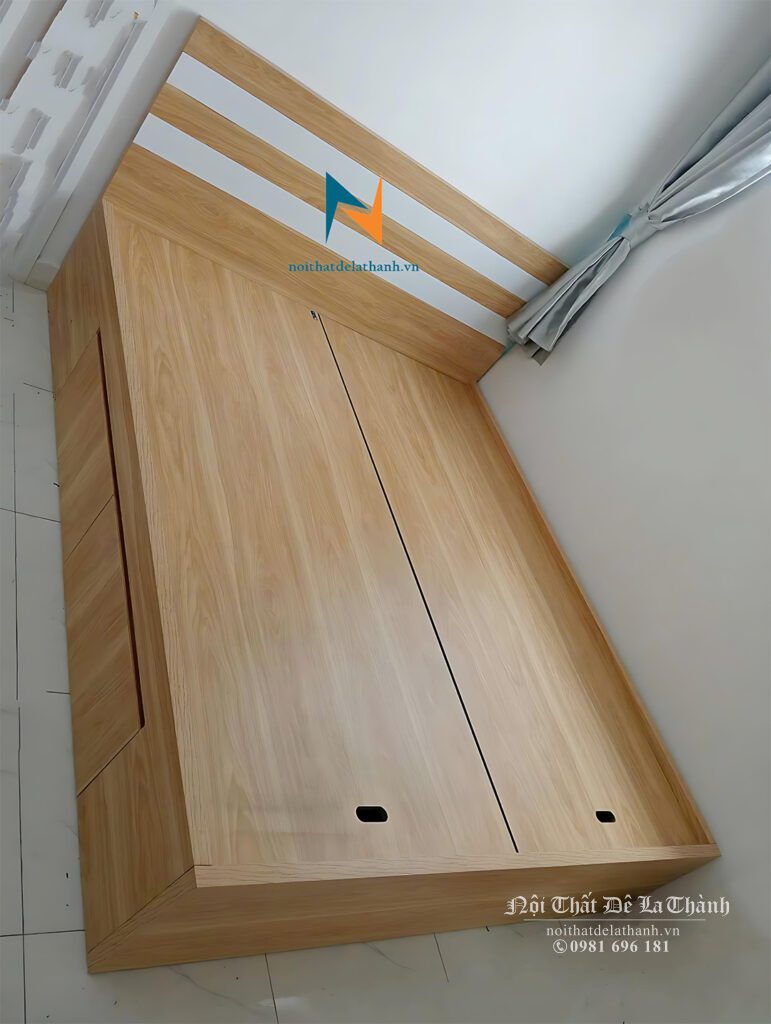 Chiếc giường gỗ mfd 1m4x2m, màu gỗ vàng nhạt, ngăn kéo bên vai trái, đầu cao có 2 kẻ trắng