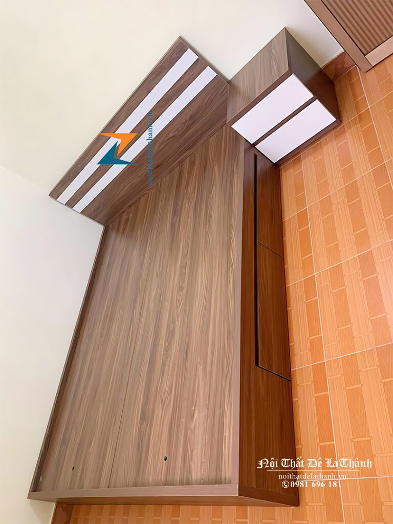 Chiếc giường đơn gỗ công nghiệp màu óc chó có 2 ngăn kéo dành cho 1 người ngủ