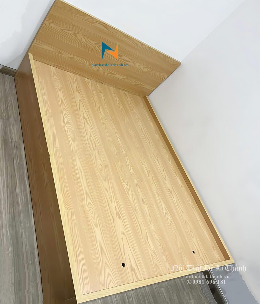 Chiếc giường ngủ giá rẻ 1m2x2m màu sồi, chất liệu gỗ công nghiệp MDF, sản xuất bởi Nội Thất Để La Thành