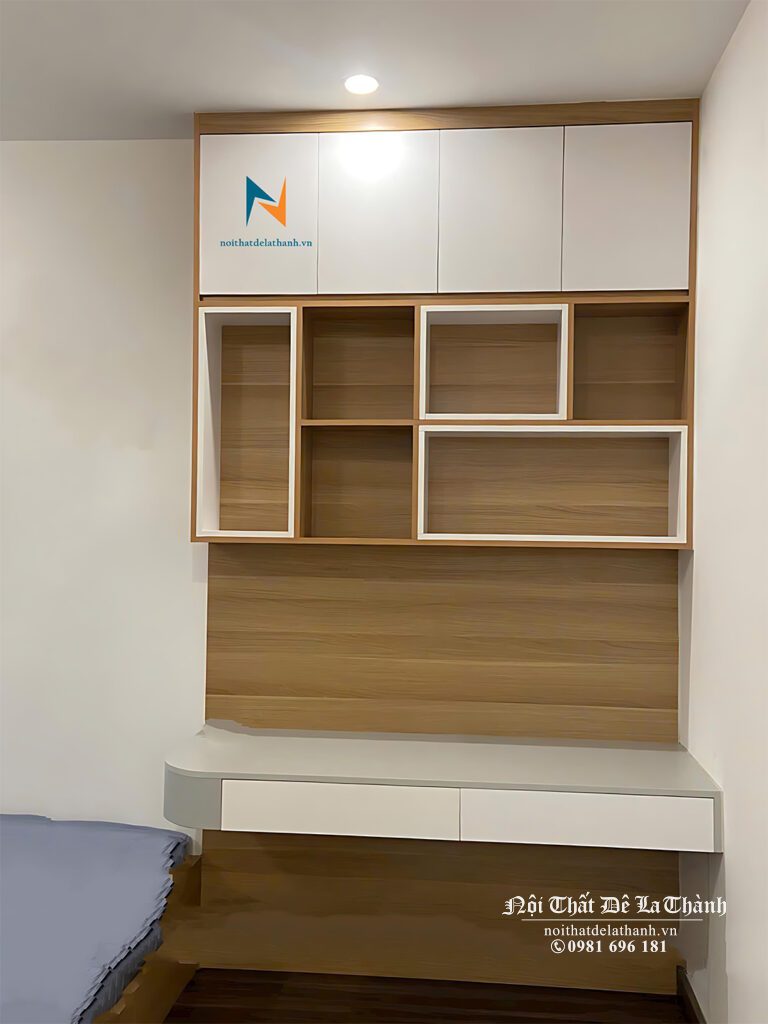 Bàn học treo liền giá sách dành cho học sinh cấp 3, kích thước 1mx1m85, phần giá sách kịch trần có cánh, bàn phối màu xám và màu ngăn kéo trắng, giá sách phối màu gỗ nâu nhạt và màu cánh trắng