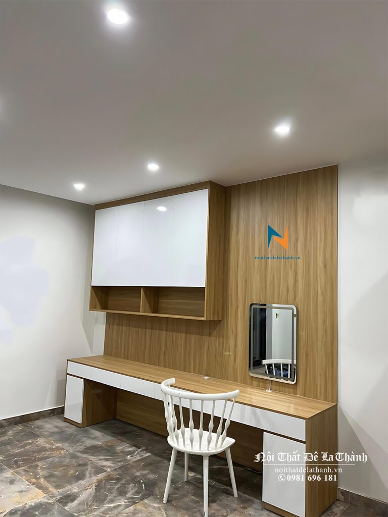 Chiếc bàn học được thiết kế kiêm bàn trang điểm, kích thước bàn dài 1m6, giá sách treo kích thước 1mx1m4, phối màu gỗ nâu và cánh màu trắng