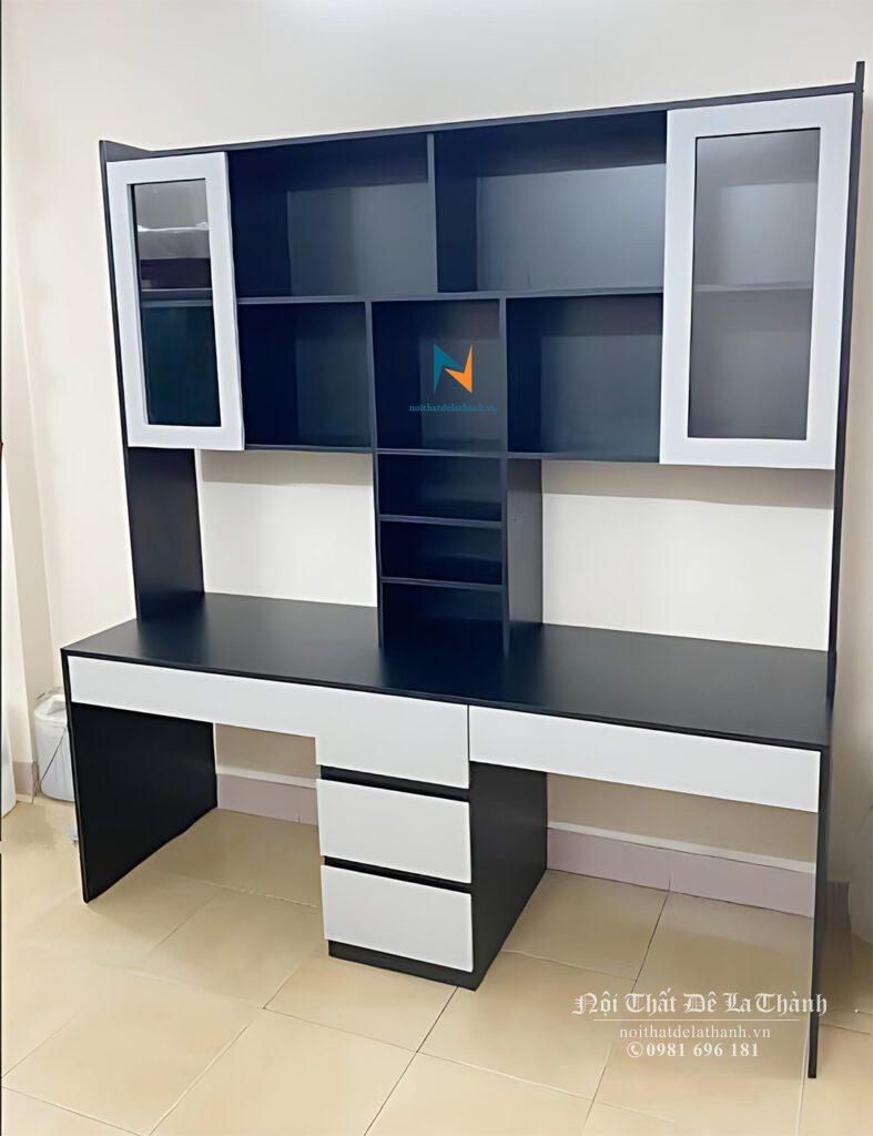 Chiếc bàn đôi cho 2 bé học cấp 2, kích thước 1m6x1m95, phối màu chì và màu mặt cánh trắng, thiết kế bàn liền giá sách, giá sách có thêm 2 cánh kính 2 bên, thiết kế hiện đại, đẹp mắt