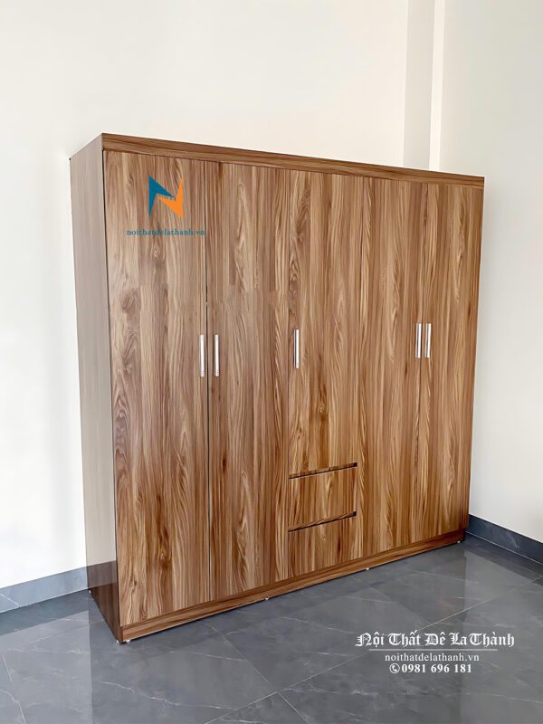 Hình ảnh thực tế chiếc tủ quần áo gỗ mdf giá rẻ, kích thước 2mx2m, màu óc chó, gồm 2 buồng lớn, các ngăn gấp và 2 ngăn kéo