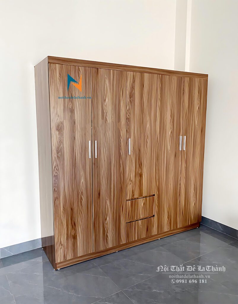 Hình ảnh thực tế chiếc tủ quần áo gỗ mdf giá rẻ, kích thước 2mx2m, màu óc chó, gồm 2 buồng lớn, các ngăn gấp và 2 ngăn kéo