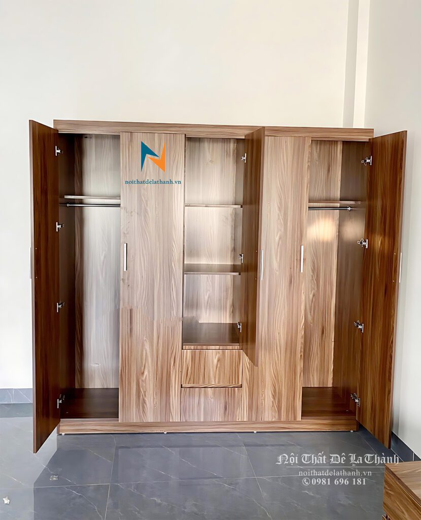 Thiết kế bên trong chiếc tủ màu óc chó giá rẻ 2mx2m với 2 khoang treo đồ, các ngăn để quần áo gấp và 2 ngăn kéo bên dưới rất tiện dụng