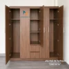 Thiết kế bên trong chiếc tủ màu óc chó giá rẻ 2mx2m với 2 khoang treo đồ, các ngăn để quần áo gấp và 2 ngăn kéo bên dưới rất tiện dụng