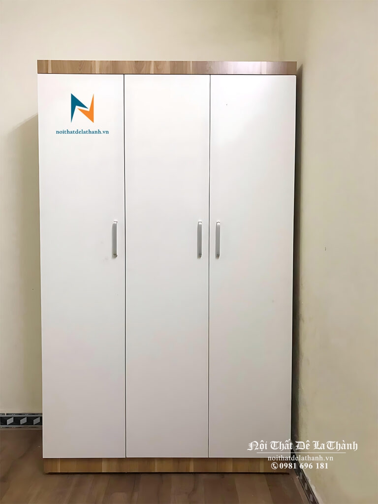 Chiếc tủ gỗ đựng quần áo chất kliệu mdf, kích thước 1m2x2m, thân màu vàng nâu, cánh màu trắng, gồm 2 khoang, 3 cánh, phong cách hiện đại