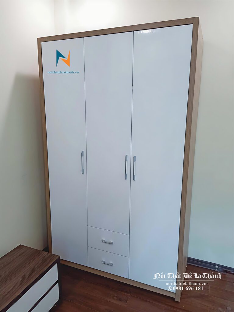 Chiếc tủ gỗ công nghiệp mdf, màu gỗ vàng 388 pha màu cánh trắng 105G, kích thước 1m2x2m, có 2 buồng và 3 cánh, 2 ngăn kéo