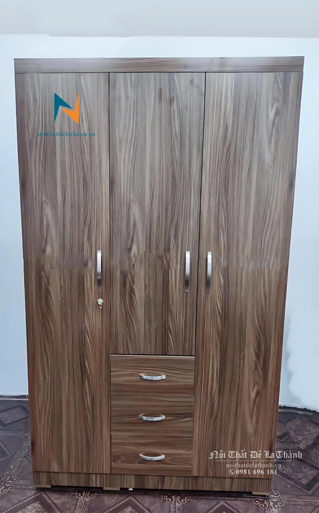 Chiếc tủ áo sinh viên giá rẻ màu óc chó 6089, kích thước 1m2x2m, chất liệu gỗ mdf, gồm 3 ngăn kéo, 2 buồng và 3 cánh