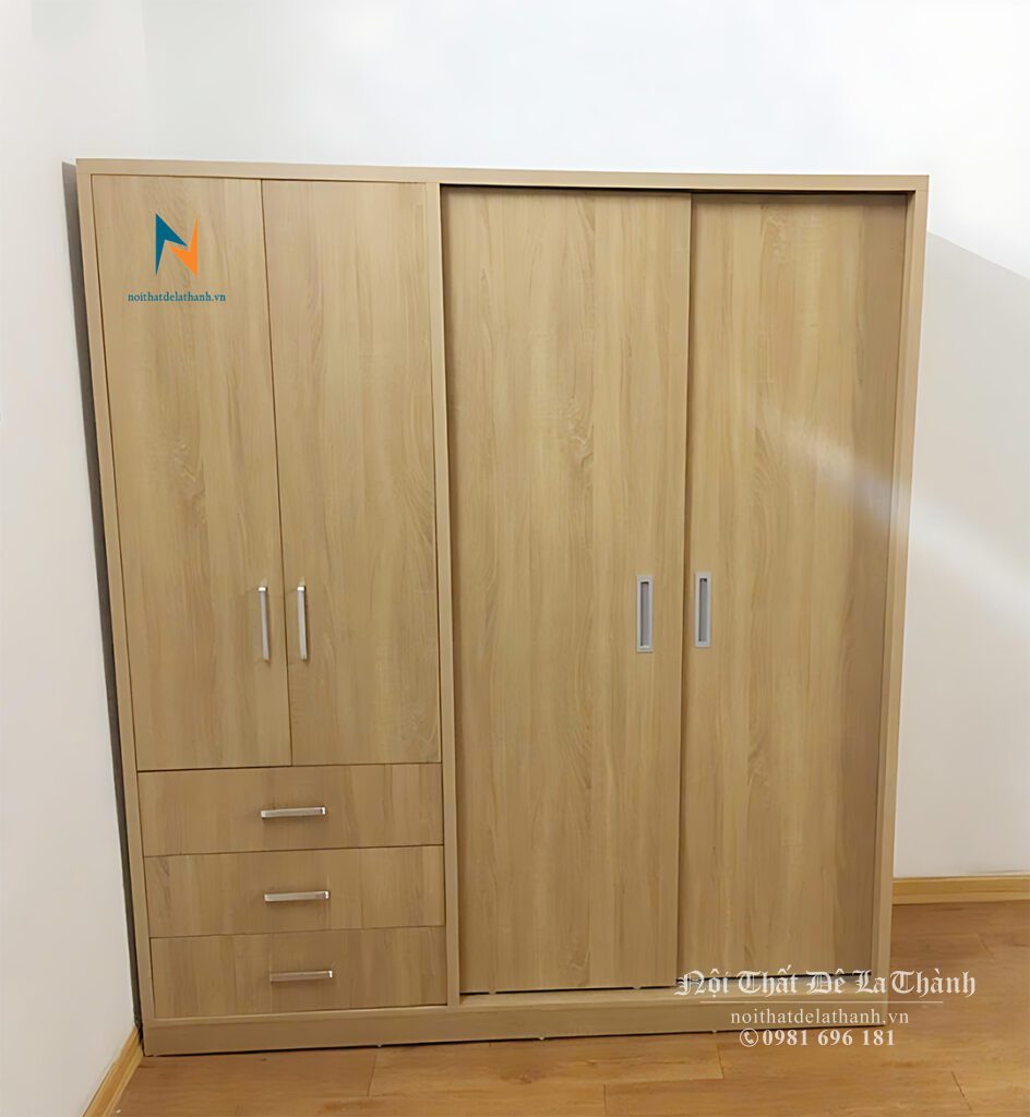 Chiếc tủ quần áo vuông 2mx2m thiết kế giống như 2 chiếc tủ ghép thành 1, bên trái là tủ cánh mở, bên phải là tủ cánh lùa, có 3 ngăn kéo và 2 buồng, màu 388