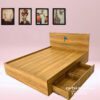 Chiếc giường 1m6x2m phân khúc giá rẻ, màu gỗ vân vàng, vai phải có 2 ngăn kéo, độ dày gỗ mdf 15mm