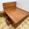 Chiếc giường ngăn kéo giá rẻ, kích thước 1m4x2m, vai trái có 2 ngăn kéo, màu nâu đỏ, chất liệu gỗ công nghiệp mdf