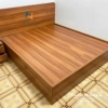 Chiếc giường ngăn kéo giá rẻ, kích thước 1m4x2m, vai trái có 2 ngăn kéo, màu nâu đỏ, chất liệu gỗ công nghiệp mdf