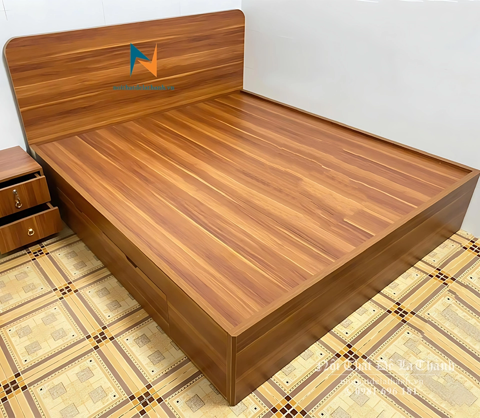 Chiếc giường ngăn kéo giá rẻ, kích thước 1m4x2m, vai trái có 2 ngăn kéo, màu nâu đỏ, chất liệu gỗ công nghiệp mdf