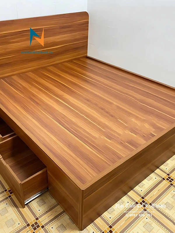 Chiếc giường phân khúc giá rẻ, kích thước 1m4, gỗ ép, thiết kế theo phong cách đơn giản, hiện đại