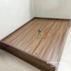 Chiếc giường ngủ không đầu cao phân khúc giá rẻ, thiết kế không đầu với 4 vai cao như nhau, gỗ mdf dầy 15mm, màu óc chó 6089