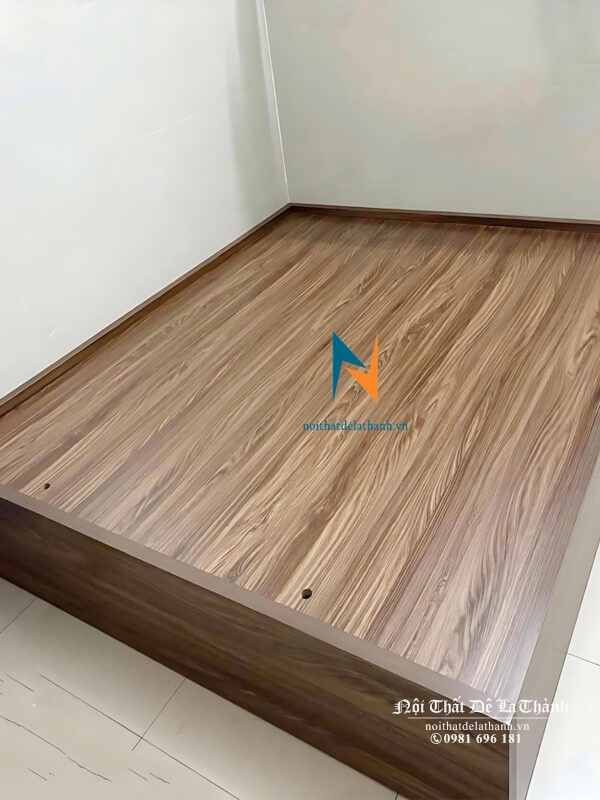 Chiếc giường ngủ không đầu cao phân khúc giá rẻ, thiết kế không đầu với 4 vai cao như nhau, gỗ mdf dầy 15mm, màu óc chó 6089