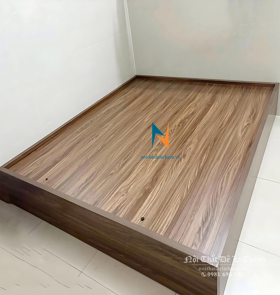 Chiếc giường ngủ không đầu cao phân khúc giá rẻ, thiết kế không đầu với 4 vai cao như nhau, gỗ mdf dầy 15mm, màu óc chó 6089