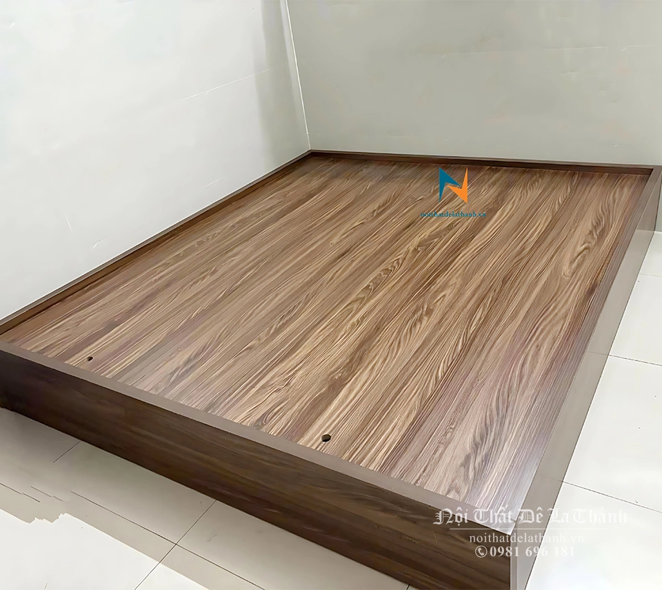 Chiếc giường ngủ không đầu cao phân khúc giá rẻ, thiết kế không đầu với 4 vai cao như nhau, gỗ mdf dầy 15mm, màu óc chó 6089