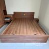 Chiếc giường vân gỗ nâu đỏ rất đẹp mắt, chất liệu gỗ mdf, kích thước 1m6x2m, đuôi giường được bo tròn an toàn cho trẻ em