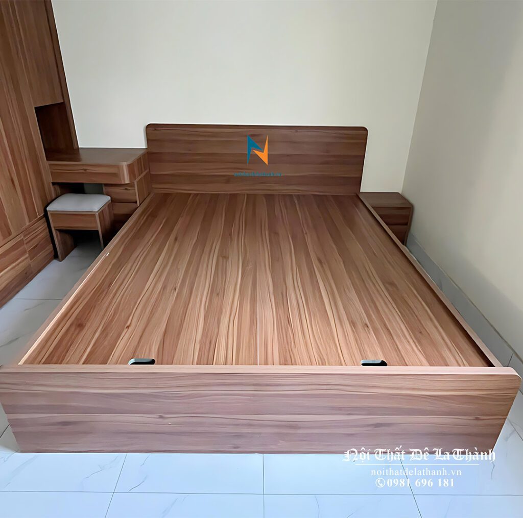 Chiếc giường vân gỗ nâu đỏ rất đẹp mắt, chất liệu gỗ mdf, kích thước 1m6x2m, đuôi giường được bo tròn an toàn cho trẻ em