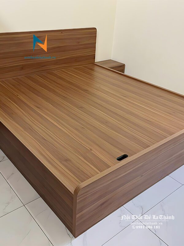 Chiếc giường được thiết kế theo phong cách hiện đại, đơn giản mà đẹp, gỗ công nghiệp mdf, kích thước 1m6 dành cho 2 người ngủ