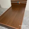 Chiếc giường 1m2x2m phân khúc giá rẻ, gỗ công nghiệp mdf, giường có màu gỗ nâu, đầu cao có 2 kẻ trắng, phong cách hiện đại đơn giản mà đẹp mắt