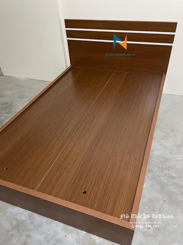 Chiếc giường 1m2x2m phân khúc giá rẻ, gỗ công nghiệp mdf, giường có màu gỗ nâu, đầu cao có 2 kẻ trắng, phong cách hiện đại đơn giản mà đẹp mắt