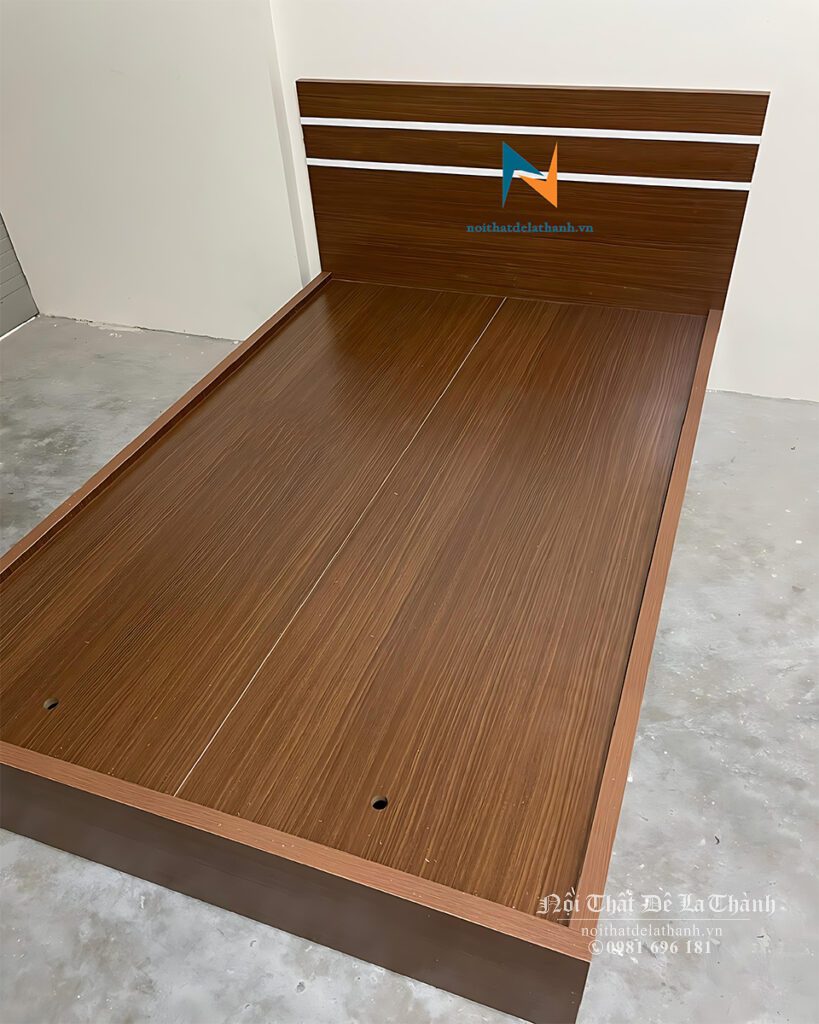 Chiếc giường 1m2x2m phân khúc giá rẻ, gỗ công nghiệp mdf, giường có màu gỗ nâu, đầu cao có 2 kẻ trắng, phong cách hiện đại đơn giản mà đẹp mắt