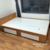 Chiếc giường đơn 1m2 phân khúc giá rẻ, chất liệu gỗ công nghiệp mdf, vai trái có 2 ngăn kéo, đầu cao cao 60cm