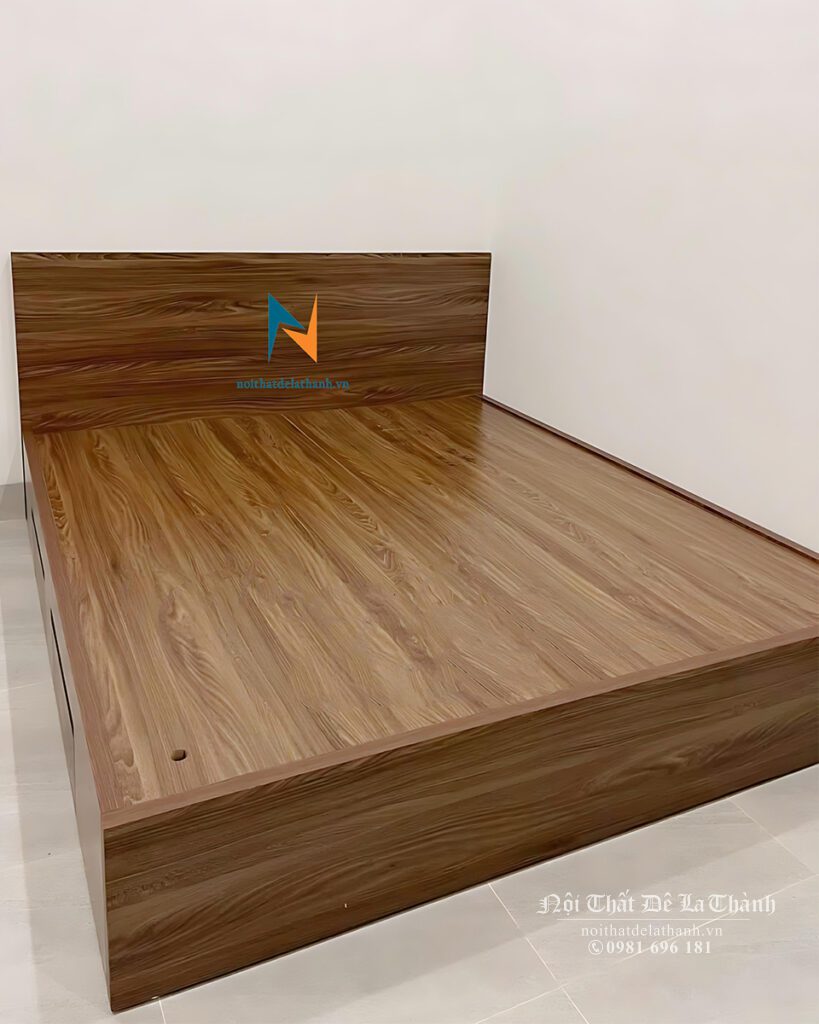 Chiếc giường gỗ mdf màu óc chó rất đẹp mắt được thiết kế theo phong cách hiện đại, kích thước 1m6x2m