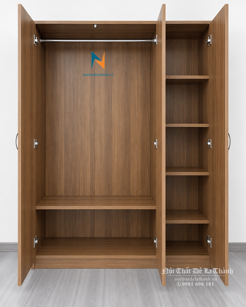 Thiết kế bên trong chiếc quần áo giá rẻ cho sinh viên, gồm 3 cánh, 2 khoang (1 khoang nhỏ, 1 khoang lớn), bên trong có suốt treo và đợt gác