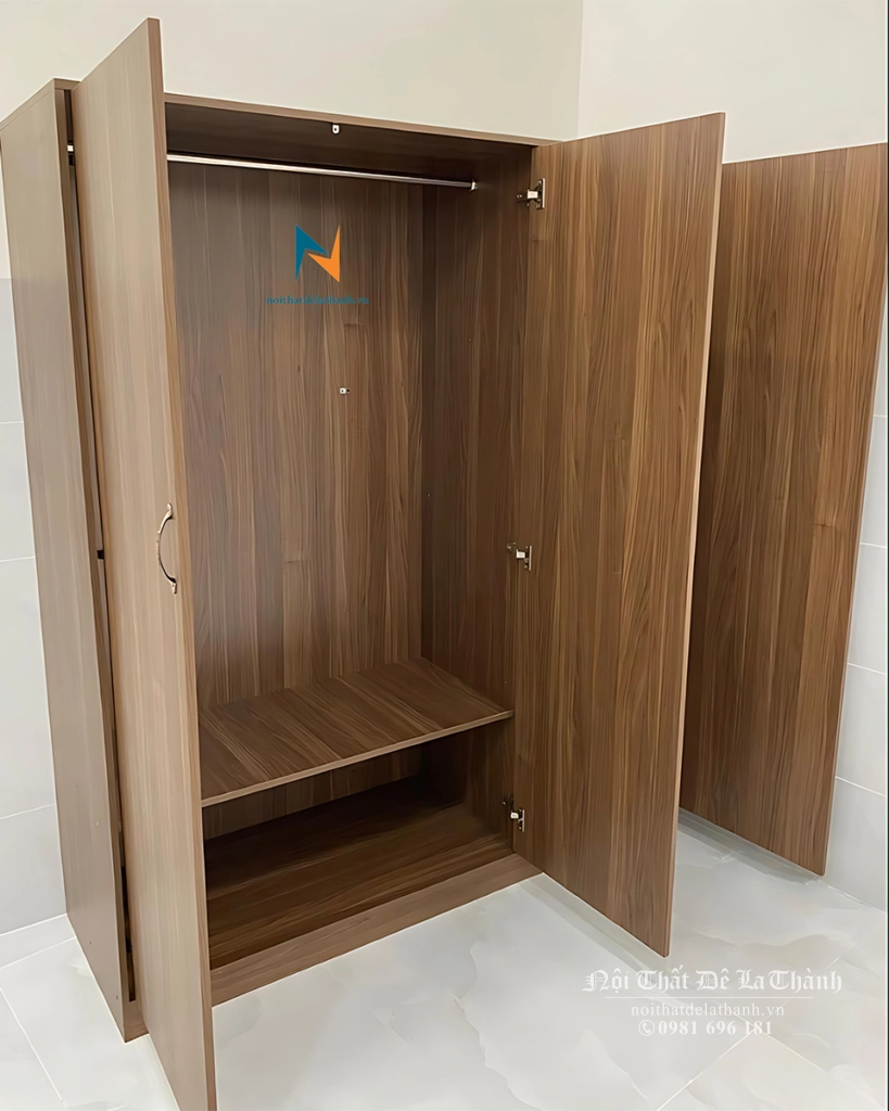 Thiết kế chiếc quần áo giá rẻ cho sinh viên, gồm 3 cánh, 2 khoang (1 khoang nhỏ, 1 khoang lớn), bên trong có suốt treo và đợt gác