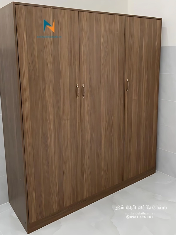 Chiếc tủ màu óc chó 6089, phân khúc giá rẻ, 3 cánh, chuyên dụng cho sinh viên, phòng trọ